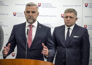 Podpredseda Národnej rady za SMER-SD Tibor Gašpar a predseda vlády SR Robert Fico počas tlačového vyhlásenia pre médiá. Ilustračné foto: SITA/Milan Illík