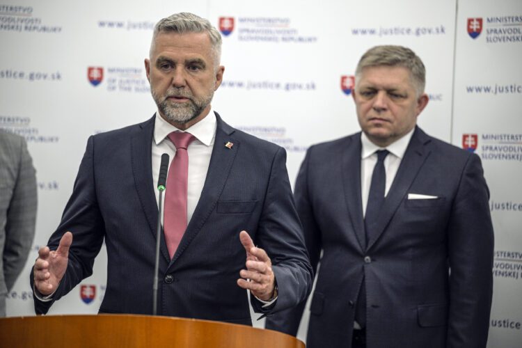 Podpredseda Národnej rady za SMER-SD Tibor Gašpar a predseda vlády SR Robert Fico počas tlačového vyhlásenia pre médiá. Ilustračné foto: SITA/Milan Illík