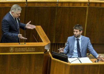 Predseda vlády SR a Smeru-SD Robert Fico a poslanec parlamentu a predseda Progresívneho Slovenska. Foto: SITA/Milan Illík