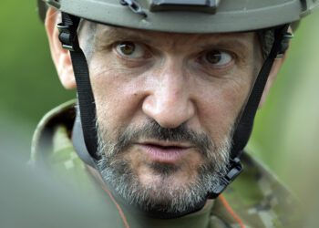 Minister obrany SR Robert Kaliňák pri pilotnom výcviku Národných obranných síl. Foto: SITA/Milan Illík