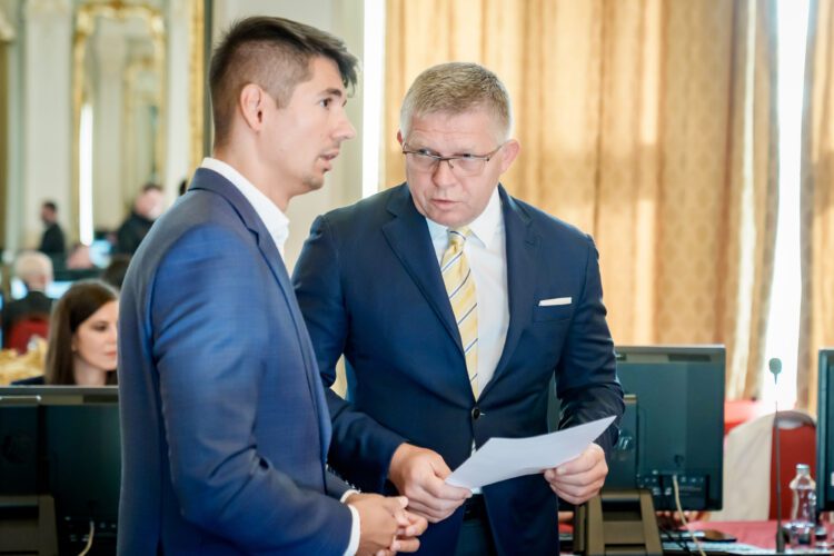 Europoslanec Erik Kaliňák a premiér Robert Fico. Foto: SITA/Úrad vlády SR