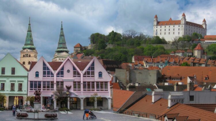 Počet obyvateľov vo väčších mestách na Slovensku dlhodobo klesá. Výnimkou sú iba Bratislava (na fotomontáži vpravo) a Žilina (vľavo). ILUSTRAČNÉ FOTO: Pixabay / FOTOMONTÁŽ: redakcia