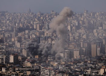 Dôsledky izraleských úderov na predmestie Libanonského hlavného mesta Bejrút. SITA/AP Photo/Hassan Ammar