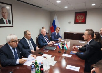 Maďarský minister zahraničných vecí Péter Szijjártó (vpravo) a jeho ruský náprotivok Sergej Lavrov počas rokovania v OSN. FOTO: SITA/RFMPS via AP