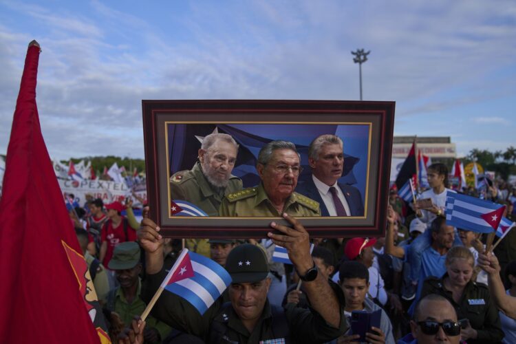 Bývalí vůdci Kuby Fidel Castro a Raúl Castro spolu se současným vůdcem  Miguelem Diaz-Canelem zobrazení na prvomájovém průvodu v Havaně v roce 2025. Zdroj: ČTK / AP / Ramon Espinosa