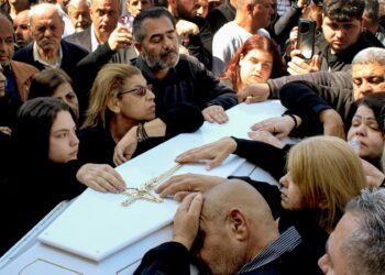 Křesťané z jižního Libanonu se shromáždili kolem rakve maronitského katolického kněze Pierra al-Rahiho, který zahynul 9. března při izraelském dělostřeleckém ostřelování. FOTO: Profimedia