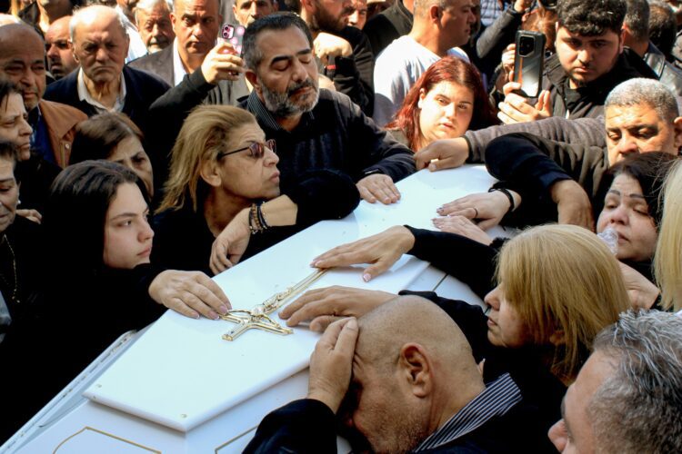 Křesťané z jižního Libanonu se shromáždili kolem rakve maronitského katolického kněze Pierra al-Rahiho, který zahynul 9. března při izraelském dělostřeleckém ostřelování. FOTO: Profimedia