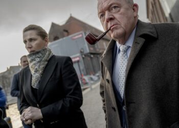 Dosavadní premiérka Mette Frederiksenová jedná s Larsem Løkkem Rasmussenem, ministrem zahraničí a současným šéfem středové strany Moderaterne, bez něhož nebude schopna sestavit novou vládu. FOTO: Profimedia