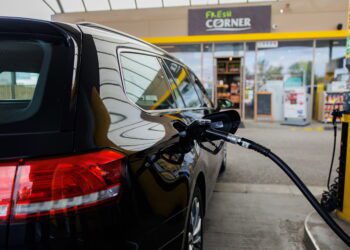 Európska únia pripravuje zavedenie benzínu E20. Zvýšenie 10-percentného podielu bioetanolu v benzíne na 20 percent je opatrenie, o ktorom sa pôvodne z dôvodu zákazu predaja spaľovacích áut po roku 2035 ani neuvažovalo. FOTO: SITA/Slovnaft