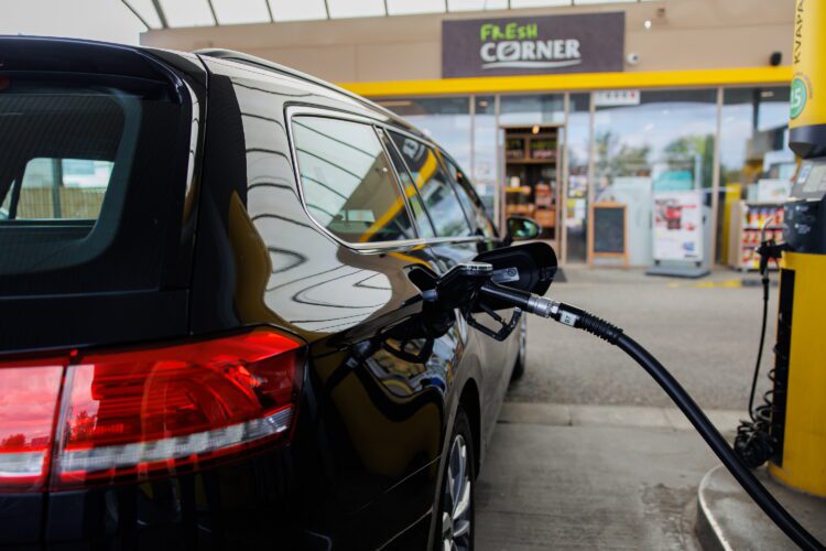 Európska únia pripravuje zavedenie benzínu E20. Zvýšenie 10-percentného podielu bioetanolu v benzíne na 20 percent je opatrenie, o ktorom sa pôvodne z dôvodu zákazu predaja spaľovacích áut po roku 2035 ani neuvažovalo. FOTO: SITA/Slovnaft