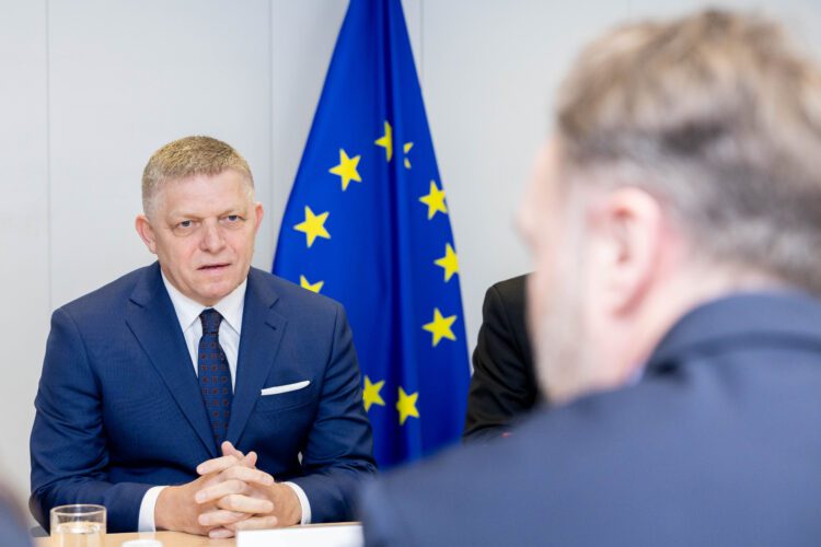 Predseda vlády SR Robert Fico počas rokovania s predstaviteľmi Európskej komisie v Bruseli. Foto: SITA/© Európska únia