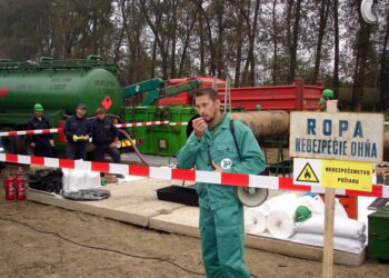 Slovenský prepravca ropy Transpetrol, a. s., pravidelne vykonáva cvičenia pripravenosti na odstránenie následkov prevádzkovej havárie na ropovode Družba. Snímka zachytáva jedno z týchto cvičení pri prečerpávacej stanici v obci Budkovce pri Michalovciach. FOTO: SITA/Transpetrol