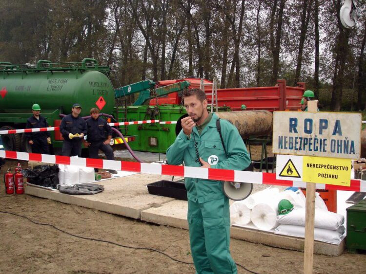 Slovenský prepravca ropy Transpetrol, a. s., pravidelne vykonáva cvičenia pripravenosti na odstránenie následkov prevádzkovej havárie na ropovode Družba. Snímka zachytáva jedno z týchto cvičení pri prečerpávacej stanici v obci Budkovce pri Michalovciach. FOTO: SITA/Transpetrol