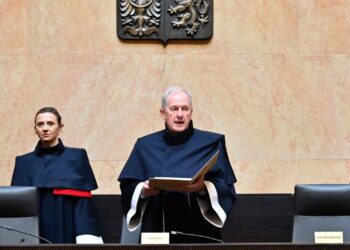 Předseda Ústavního soudu Josef Baxa vyhlašuje nález k smlouvě mezi Českou republikou a Vatikánem. Zdroj: ČTK / Šálek Václav