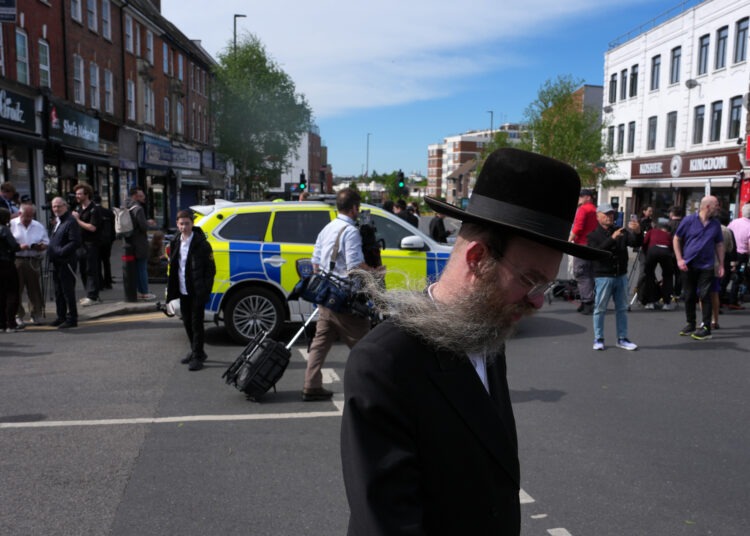 Ortodoxný Žid prechádza popri uzavretej ceste po tom, čo boli dnes v londýnskej štvrti Golders Green, kde žije početná židovská komunita, pobodaní dvaja ľudia. FOTO: SITA/AP Photo/Kin Cheung