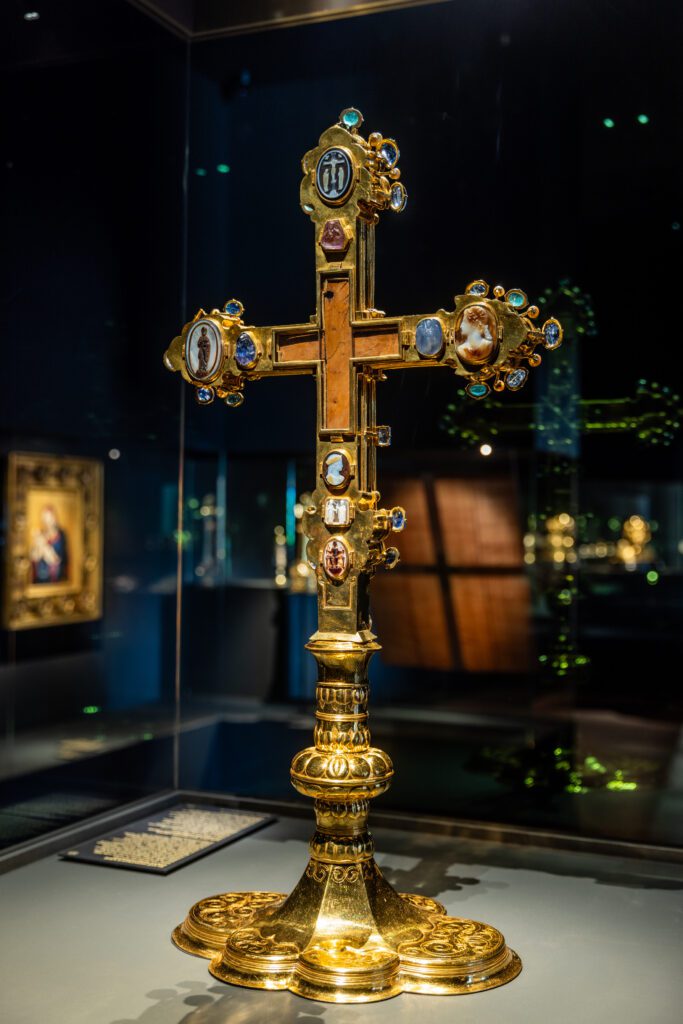 Ostatkový kříž ze Svatovítského pokladu. Foto: archiv Správy Pražského hradu"