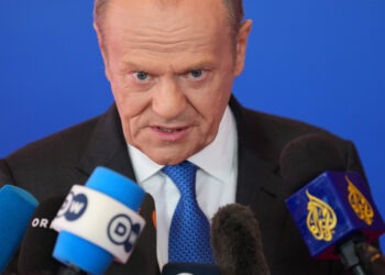 Poľský premiér Donald Tusk na včerajšom summite EÚ v cyperskej Nikózii ironicky poznamenal, že „prvý raz po rokoch neboli na rokovaniach Rusi“, čím narážal na neprítomnosť maďarského premiéra Viktora Orbána. Ten bol dlhodobo kritizovaný, že je „trójskym koňom Kremľa“, lebo blokoval viaceré rozhodnutia EÚ. FOTO: SITA/AP Photo/Petros Karadjias