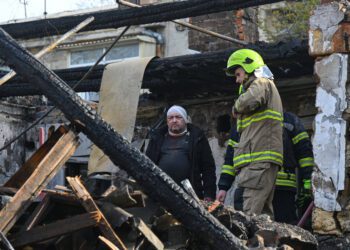 Zranený muž stojí vo svojom byte v obytnom dome, ktorý bol zničený pri dnešnom ruskom útoku na ukrajinskú Odesu. FOTO: SITA/AP Photo/Michael Shtekel