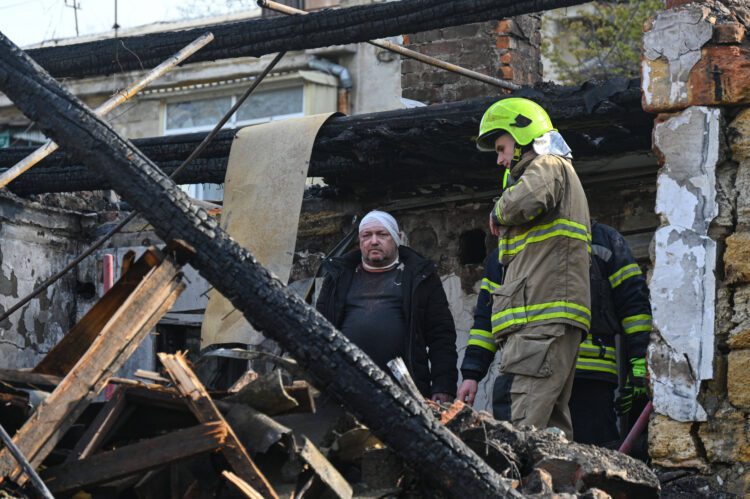 Zranený muž stojí vo svojom byte v obytnom dome, ktorý bol zničený pri dnešnom ruskom útoku na ukrajinskú Odesu. FOTO: SITA/AP Photo/Michael Shtekel