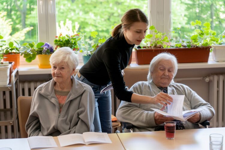 Bez dobrovolníků by byla nemyslitelná sociální péče, zdravotnictví nebo například práce s mládeží. Snímek archiv Dny dobrovolnictví