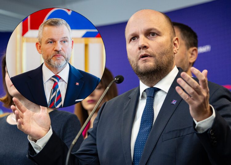 Podľa Demokratov (na snímke vpravo predseda strany Demokrati Jaroslav Naď), ktorí zorganizovali petíciu za predčasné parlamentné voľby, je otázka o skrátení volebného obdobia v súlade s Ústavou SR. Prezident SR Peter Pellegrini (vľavo) ju z referendových otázok vyškrtol. Demokrati sa preto obrátia so sťažnosťou na Ústavný súd SR. FOTO: SITA/KP SR a SITA/Jana Birošová