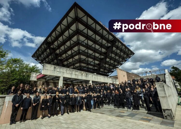 Protestná akcia zamestnancov verejnoprávnej televízie a rozhlasu pred budovou Slovenského rozhlasu v Bratislave. Foto: SITA/Milan Illík