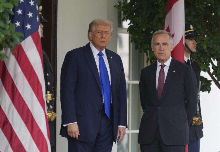 Americký prezident Donald Trump a kanadský premiér Mark Carney při setkání v Bílém domě v říjnu 2025. Zdroj: Adrian Wyld / Zuma Press / Profimedia