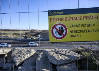 Mýto na Slovensku patrí medzi najdrahšie v Európe, no diaľnice sa u nás stavajú slimačím tempom. Štát inkasuje z mýta veľmi málo, oveľa menej ako napríklad v Česku či Rakúsku. Na snímke je „nekonečný“ príbeh výstavby diaľničnej križovatky D1/D4 pri Bratislave. FOTO: SITA/Milan Illík