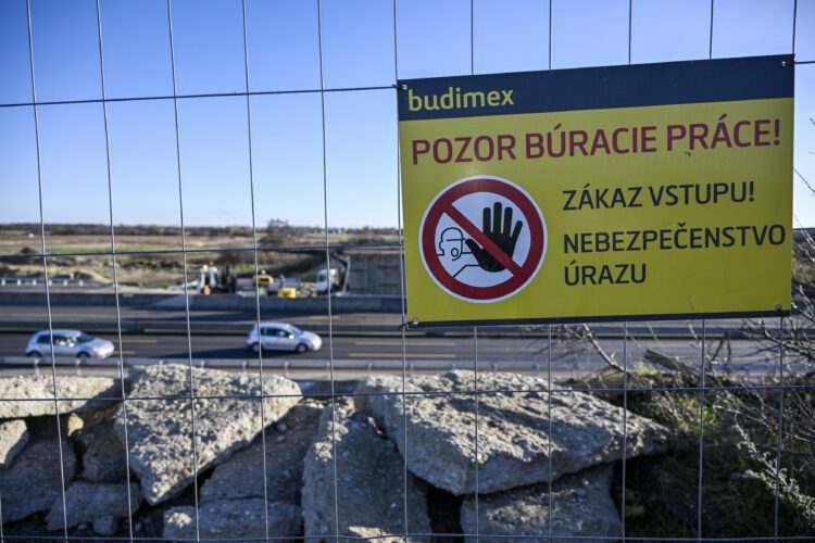 Mýto na Slovensku patrí medzi najdrahšie v Európe, no diaľnice sa u nás stavajú slimačím tempom. Štát inkasuje z mýta veľmi málo, oveľa menej ako napríklad v Česku či Rakúsku. Na snímke je „nekonečný“ príbeh výstavby diaľničnej križovatky D1/D4 pri Bratislave. FOTO: SITA/Milan Illík