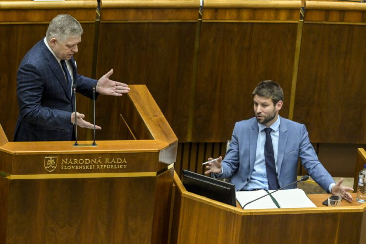 Predseda vlády SR Robert Fico (SMER) a predseda strany Progresívne Slovensko (PS) Michal Šimečka v parlamente. Foto: SITA/Milan Illík