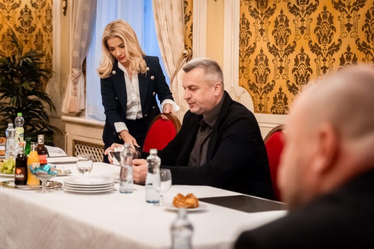 Andrej Danko (na snímke v strede) mal v spore s ministrom životného prostredia Tomášom Tarabom silné karty, no napokon prijal odklad riešenia a zároveň ubezpečil, že vládu nepoloží. FOTO: SITA/ÚV SR