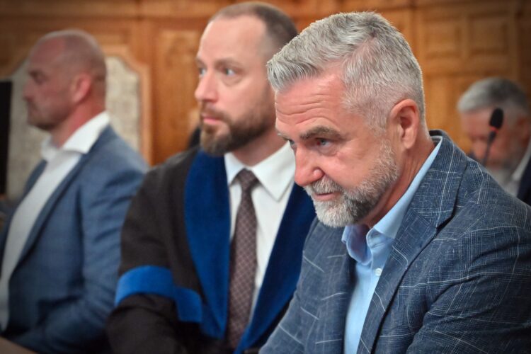 Obvinený bývalý policajný prezident a súčasný podpredseda NR SR Tibor Gašpar (v popredí) na súde v Banskej Bystrici. V pozadí je oligarcha Norbert Bödör. Foto: SITA/Jakub Julény