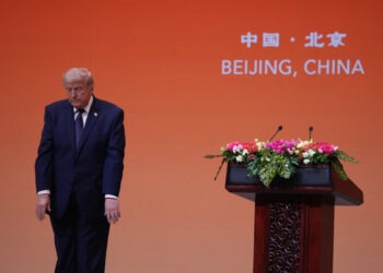 Prezident USA Donald Trump po prejave počas večere s čínskym prezidentom Si Ťin-pchingom vo Veľkej sále ľudu vo štvrtok 14. mája v Pekingu. FOTO: SITA/AP/Mark Schiefelbein