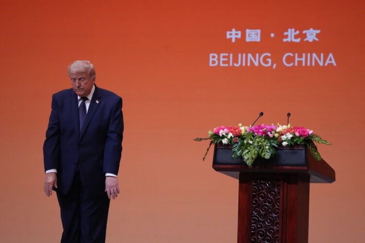 Prezident USA Donald Trump po prejave počas večere s čínskym prezidentom Si Ťin-pchingom vo Veľkej sále ľudu vo štvrtok 14. mája v Pekingu. FOTO: SITA/AP/Mark Schiefelbein