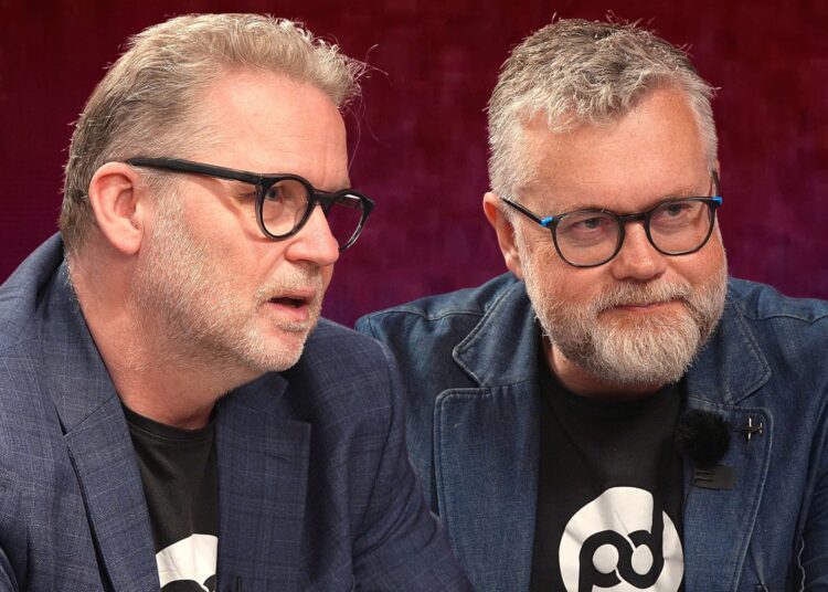 Historik Michal stehlík (vlevo) a novinář Martin Groman (vpravo), autoři podcastu Přepište dějiny. Foto: Téma.21