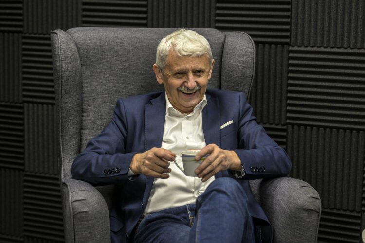 Mikuláš Dzurinda (na snímke) bol lídrom SDK a neskôr premiérom vlády, ktorá vznikla po porážke Vladimíra Mečiara v roku 1998. Vytvoriť novú SDK proti Robertovi Ficovi je však dnes pre slovenskú opozíciu zložitejšie pre spory medzi stranami, chýbajúceho spoločného lídra a odlišné programové priority. FOTO: SITA/Milan Illík