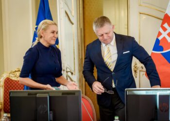 Opatrenia na podporu ekonomiky, ktoré ohlásili premiér Robert Fico a ministerka hospodárstva Denisa Saková (vľavo), narazili na kritiku zamestnávateľov aj odborárov. FOTO: SITA/Úrad vlády SR