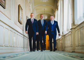 Na snímke zľava prezident SR Peter Pellegrini, predseda Národnej rady SR Richard Raši a premiér Robert Fico počas stretnutia troch najvyšších ústavných činiteľov. Práve Raši dostal od generálneho prokurátora návrh na prísnejší boj proti daňovej kriminalite, koalícia ho však nepodporila. Namiesto toho presadzuje zmeny, ktoré môžu oslabiť stíhanie organizovaného zločinu. FOTO: SITA/KP SR