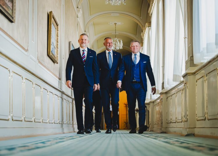 Na snímke zľava prezident SR Peter Pellegrini, predseda Národnej rady SR Richard Raši a premiér Robert Fico počas stretnutia troch najvyšších ústavných činiteľov. Práve Raši dostal od generálneho prokurátora návrh na prísnejší boj proti daňovej kriminalite, koalícia ho však nepodporila. Namiesto toho presadzuje zmeny, ktoré môžu oslabiť stíhanie organizovaného zločinu. FOTO: SITA/KP SR