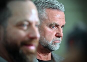 Obvinený podpredseda Národnej rady SR Tibor Gašpar (vpravo) počas hlavného pojednávania v kauze Očistec na Špecializovanom trestnom súde v Banskej Bystrici. Banská Bystrica, 8. jún 2026. Foto: SITA/Jakub Julény