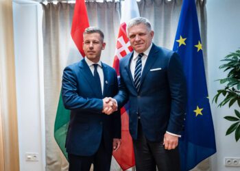 Maďarský premiér Péter Magyar a slovenský premiér Robert Fico počas stretnutia pred júnovým samitom Európskej únie v Bruseli. Maďarská ekonomika má podľa Európskej komisie v roku 2026 rásť o 1,8 percenta, slovenská len o 0,8 percenta. Obe krajiny však zostávajú pod tlakom vysokých deficitov a rastúceho verejného dlhu. FOTO: SITA/ÚV SR