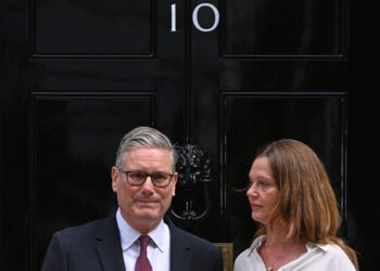 Britský premiér Keir Starmer s manželkou Victoriou pred sídlom na Downing Street 10 po oznámení, že končí na čele Labouristickej strany. Z premiérskeho úradu odíde až po výbere svojho nástupcu. FOTO: SITA/AP/Thomas Krych