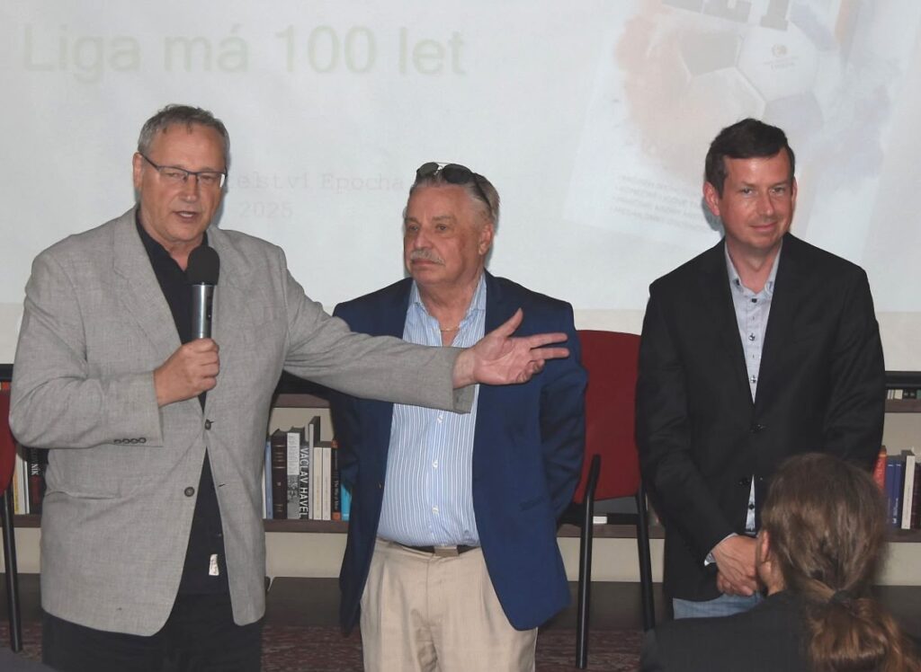 Slovenský historik Tomáš Černák (vpravo) a český sportovní novinář Stanislav Hrabě (vlevo) napísali několik knih o fotbale. Foto: archív redakce
