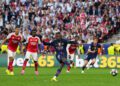 Finále Ligy majstrov vo futbale 30. mája 2026. Zábery zo zápasu v pozadí s reklamou stávkovej spoločnosti. Foto: SITA/AP Photo/Andreea Alexandru