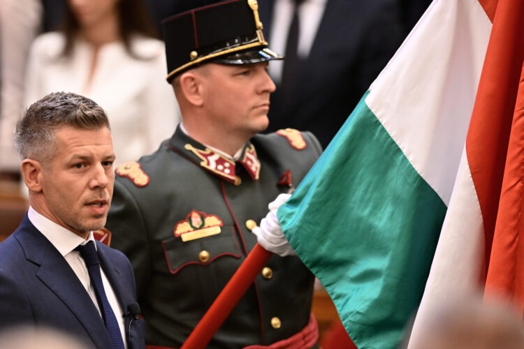 Maďarský premiér Péter Magyar (na snímke) chce po nástupe novej vlády nasmerovať krajinu k prijatiu eura. Trhy na tento plán zareagovali rýchlo: forint posilnil, štát si požičiava lacnejšie a investori opäť sledujú Maďarsko s väčším záujmom. FOTO: SITA/AP Photo/Denes Erdos