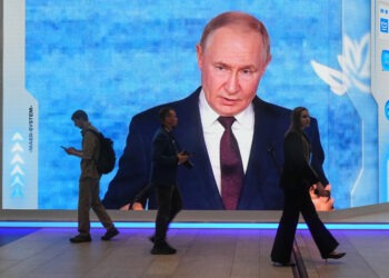 Ľudia prechádzajú okolo veľkoplošnej obrazovky s podobizňou ruského prezidenta Vladimira Putina na Petrohradskom medzinárodnom ekonomickom fóre 3. júna 2026. „Ruský Davos“ sa tento rok nezačal len ekonomickými správami, ale aj zábermi dymu po ukrajinských dronových útokoch na ciele v okolí mesta. Ani Putinov rodný Petrohrad už nie je mimo dosahu vojny, ktorú Kremeľ rozpútal vo februári 2022. FOTO: SITA/AP Photo/Dmitri Lovetsky