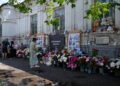 Obyvatelia kladú kvety a hračky k improvizovanému pamätníku pri budove školy v Ruskom kontrolovanom Starobiľsku v Luhanskej oblasti, ktorú podľa ruských úradov poškodil ukrajinský dronový útok. Fotografia pripomína, že vojna proti Ukrajine si už vyžiadala státisíce obetí na oboch stranách frontu. FOTO: SITA/AP/Pavel Bednyakov