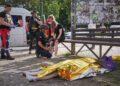 Záchranári ošetrujú zranenú ženu po dnešnom ruskom útoku v ukrajinskom Záporoží, po ktorom na zemi leží aj telo jednej z obetí. Útok prišiel krátko po tom, čo Vladimir Putin odmietol návrh Volodymyra Zelenského na osobné stretnutie a ukončenie vojny. Rusko namiesto rokovaní pokračovalo v ďalších dronových a raketových útokoch na Ukrajinu. FOTO: SITA/Ivan Fedorov via AP