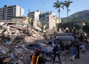 V dôsledku zemetrasenia vo Venezuele sa zrútilo niekoľko budov. Foto: SITA/AP Photo/Ariana Cubillos