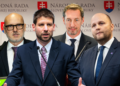 Lídri opozičných strán hľadajú odpoveď na otázku, či má opozícia ísť do volieb spoločne, alebo samostatne. Prieskumy síce ukazujú dlhodobú prevahu opozičných strán, no rizikom zostávajú prepadnuté hlasy a neistota okolo subjektov na hranici zvoliteľnosti. FOTO: SITA/Jana Birošová, Martin Havran; PS/Tomáš Bokor, Lukáš Grec. ILUSTRAČNÁ FOTOKOLÁŽ: redakcia